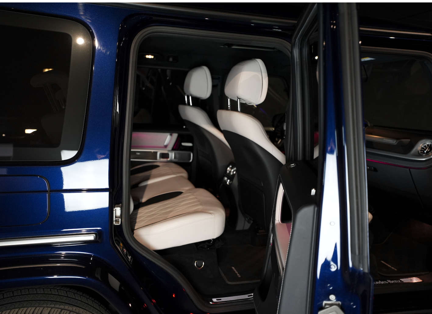 Blå Mercedes G400 d fra 2022 set indefra