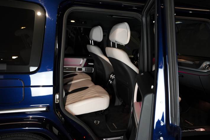 Blå Mercedes G400 d fra 2022 set indefra