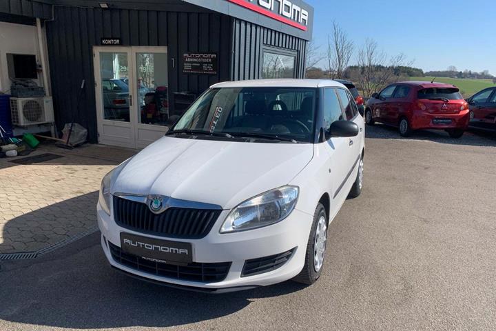 Hvid Skoda Fabia fra 2011 set udefra