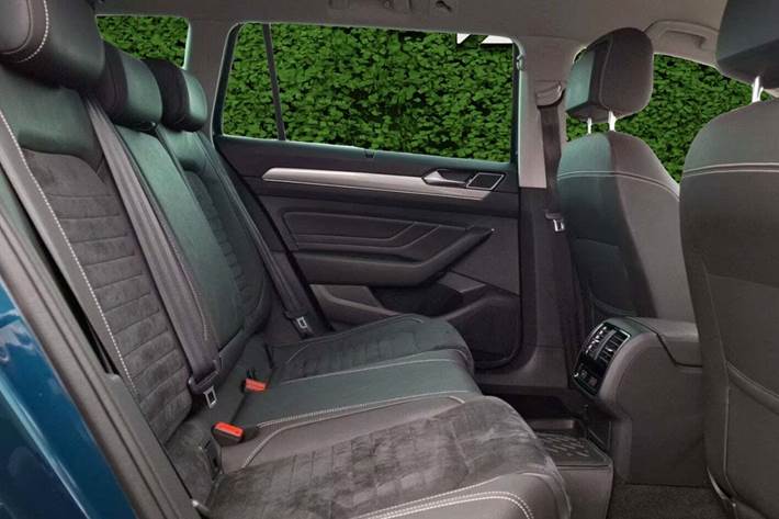 Blå VW Passat fra 2020