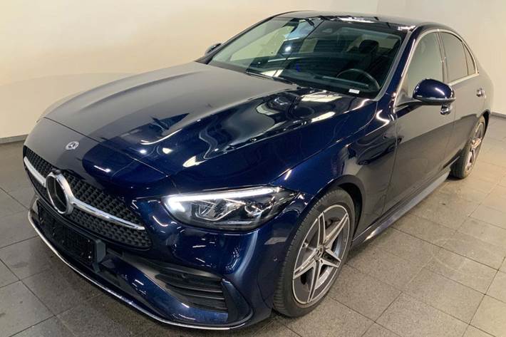 Blå Mercedes C220 d fra 2022 set udefra