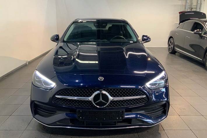 Blå Mercedes C220 d fra 2022
