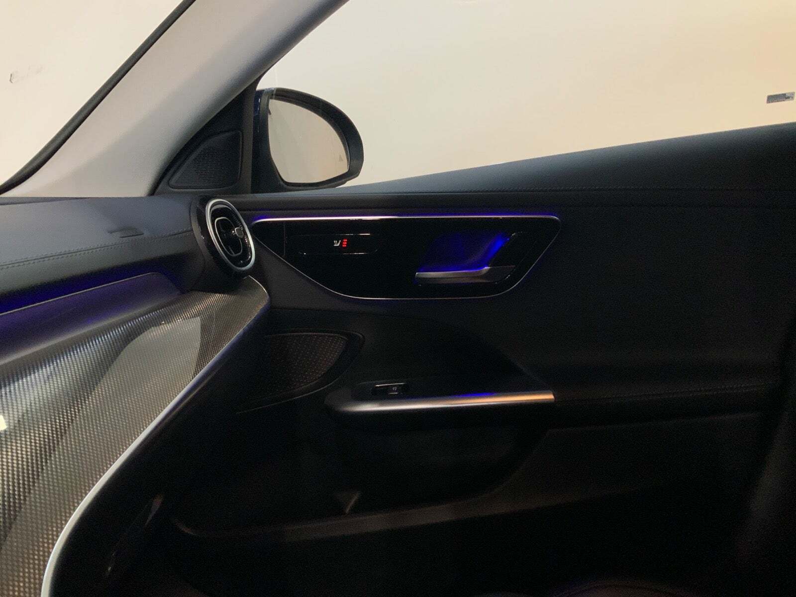 Blå Mercedes C220 d fra 2022