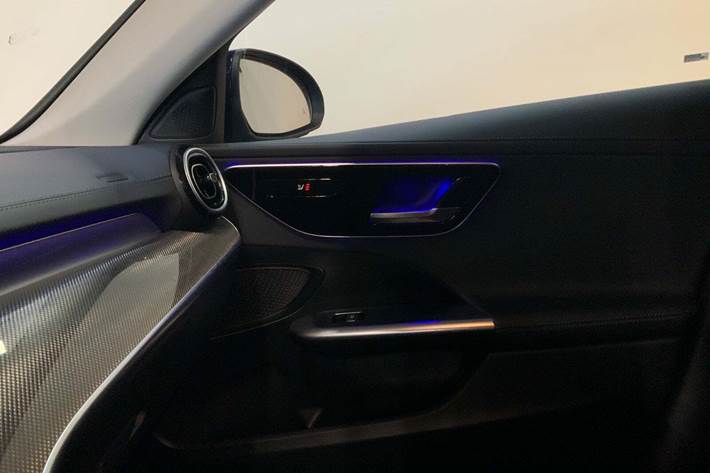 Blå Mercedes C220 d fra 2022