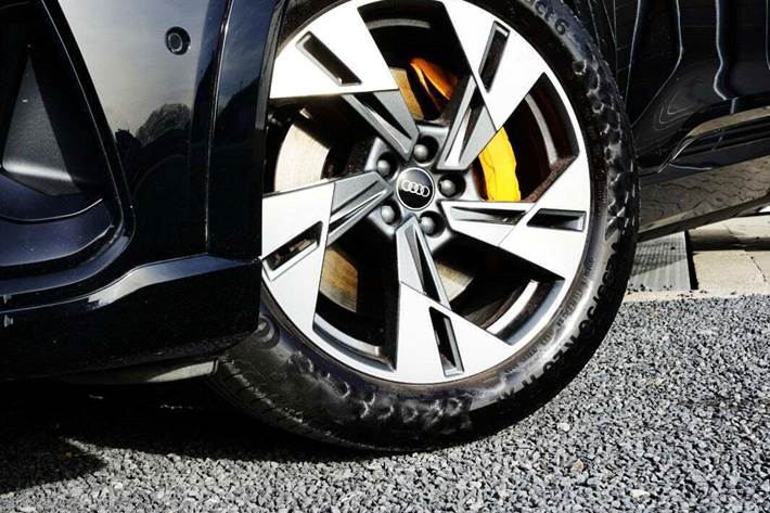 Orange Audi e-tron fra 2021