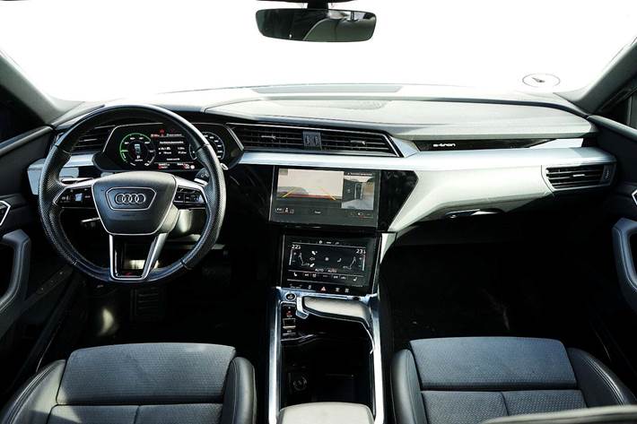 Orange Audi e-tron fra 2021