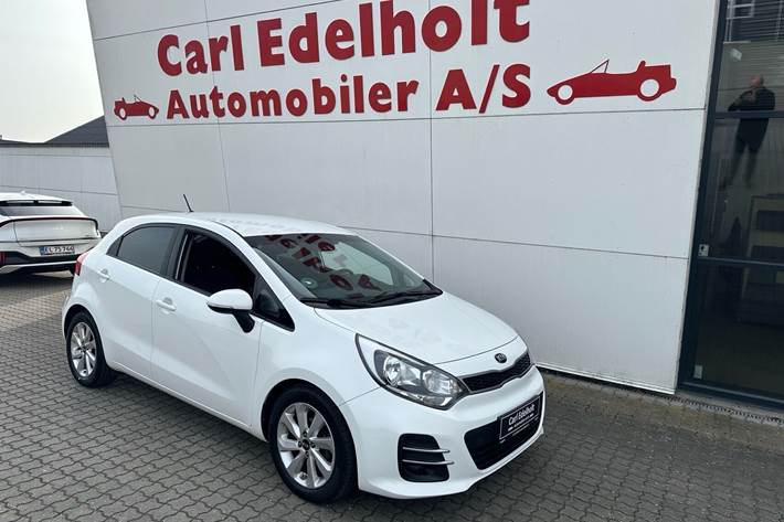 Hvid Kia Rio fra 2016 set udefra