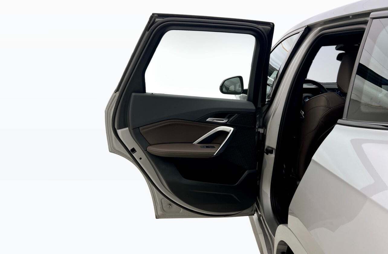 Sølv BMW iX1 fra 2023