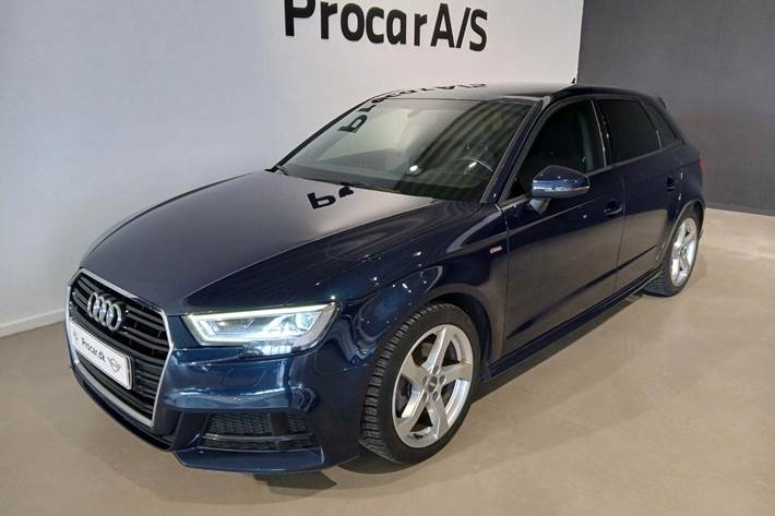 Blå Audi A3 fra 2019 set udefra