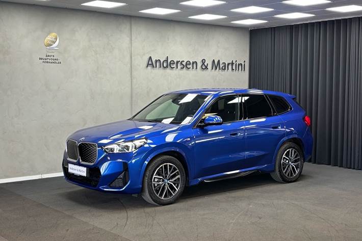 Blå BMW iX1 fra 2024