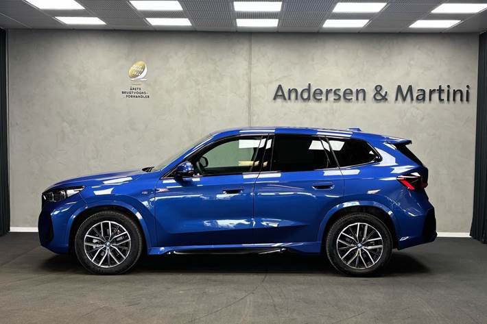 Blå BMW iX1 fra 2024