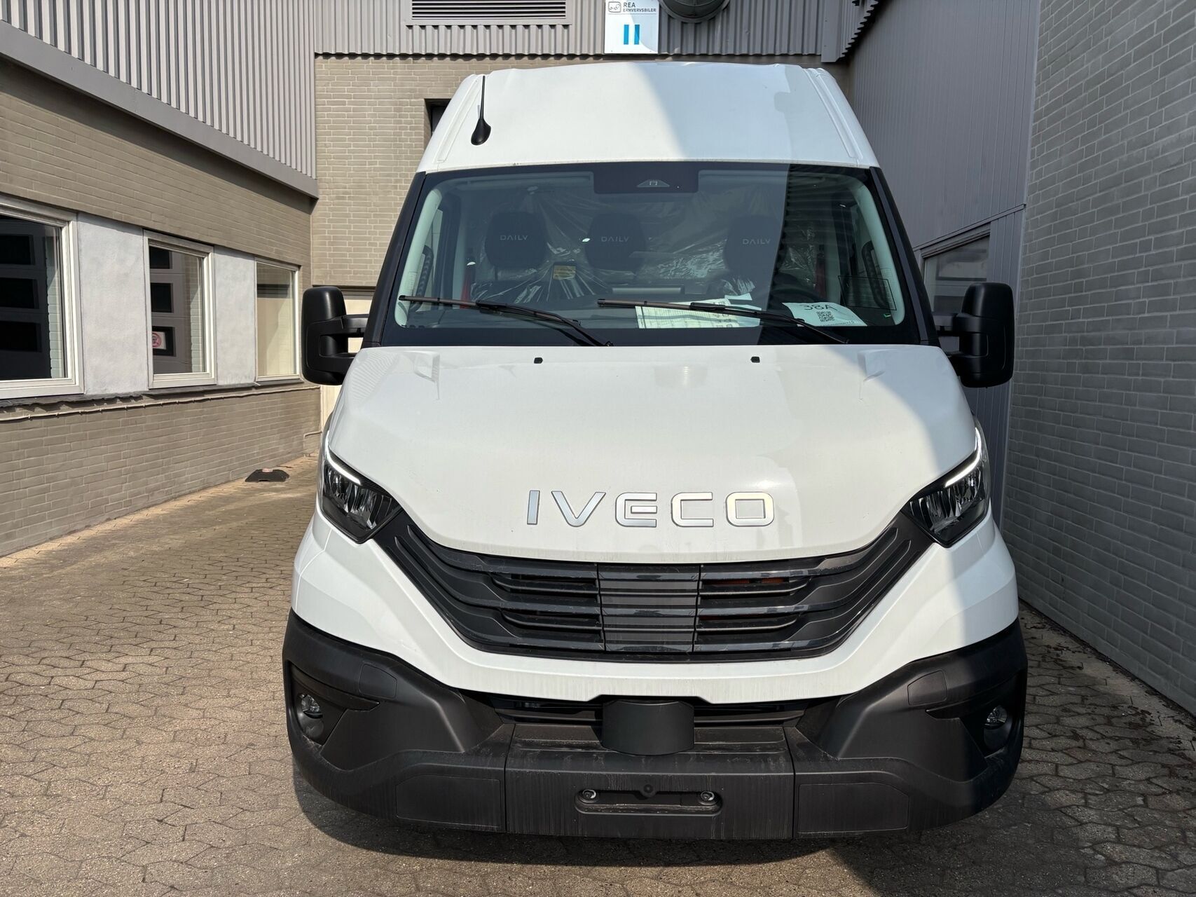 Hvid Iveco FBH/42S14E fra 2025