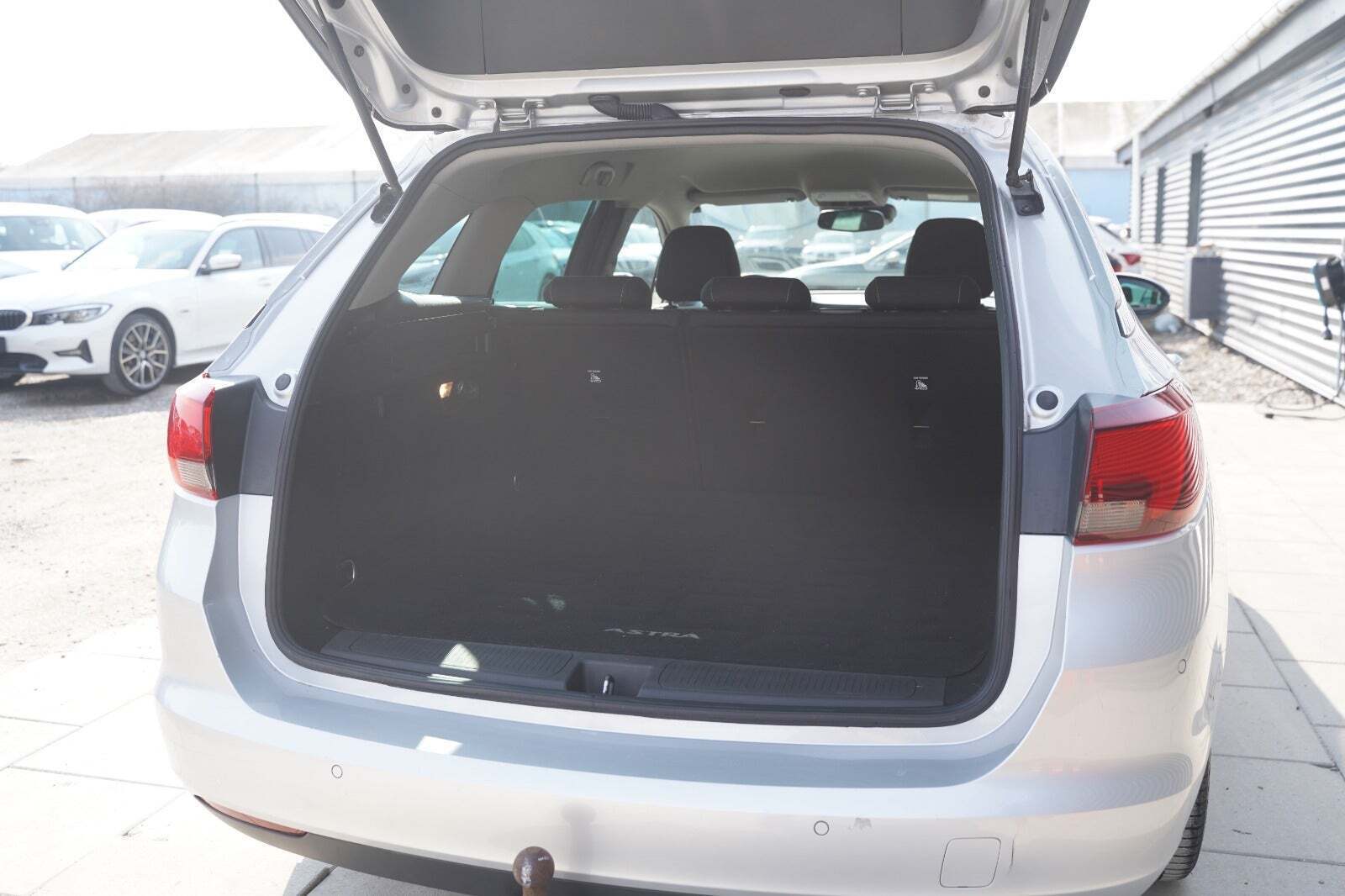 Sølv Opel Astra fra 2018