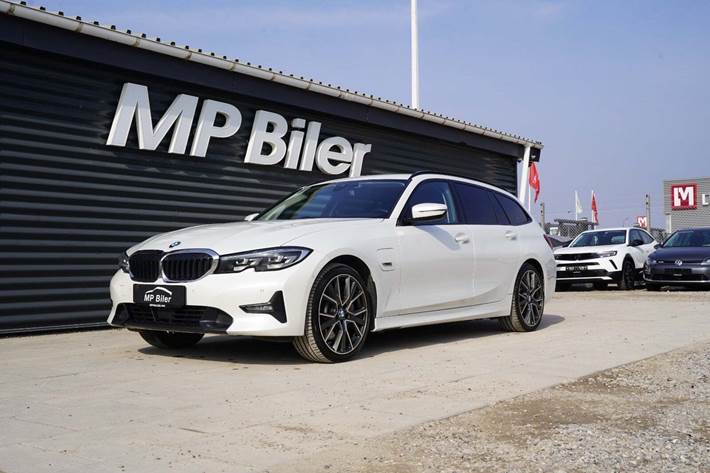 Hvid BMW 330e fra 2021