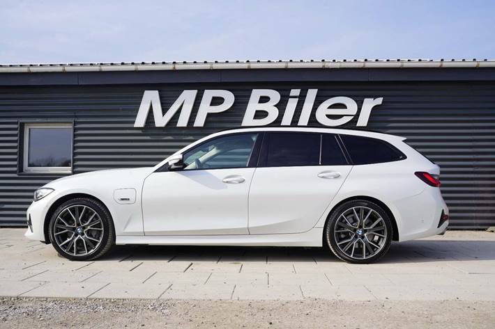 Hvid BMW 330e fra 2021