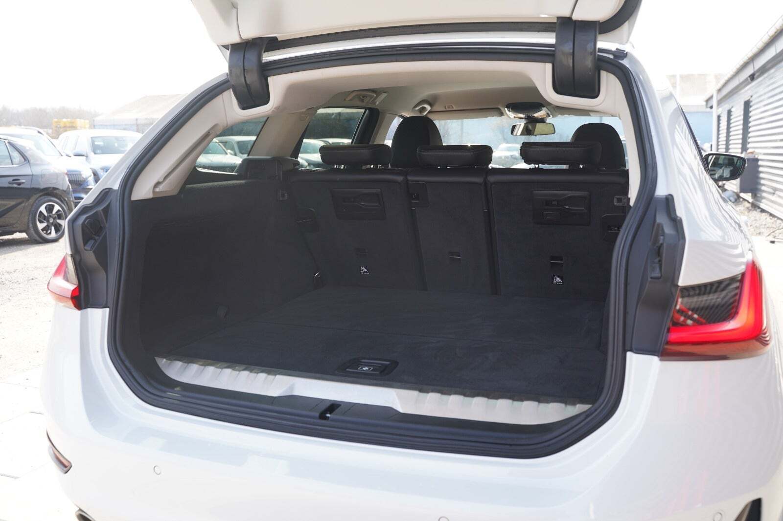 Hvid BMW 330e fra 2021