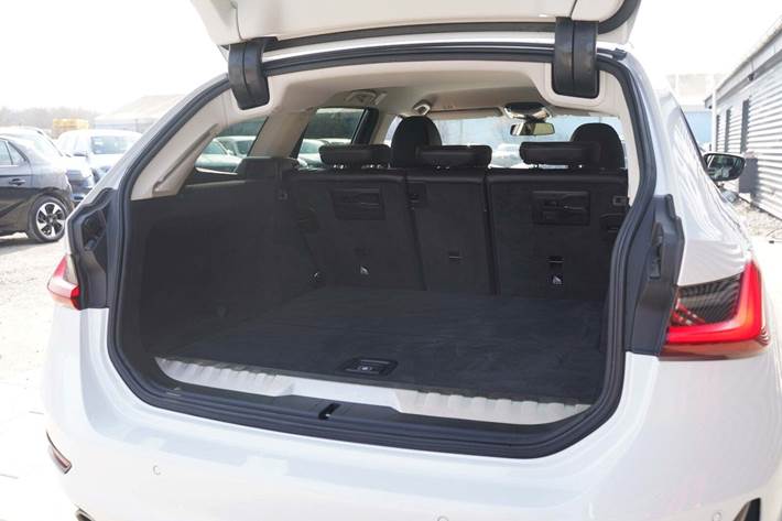 Hvid BMW 330e fra 2021