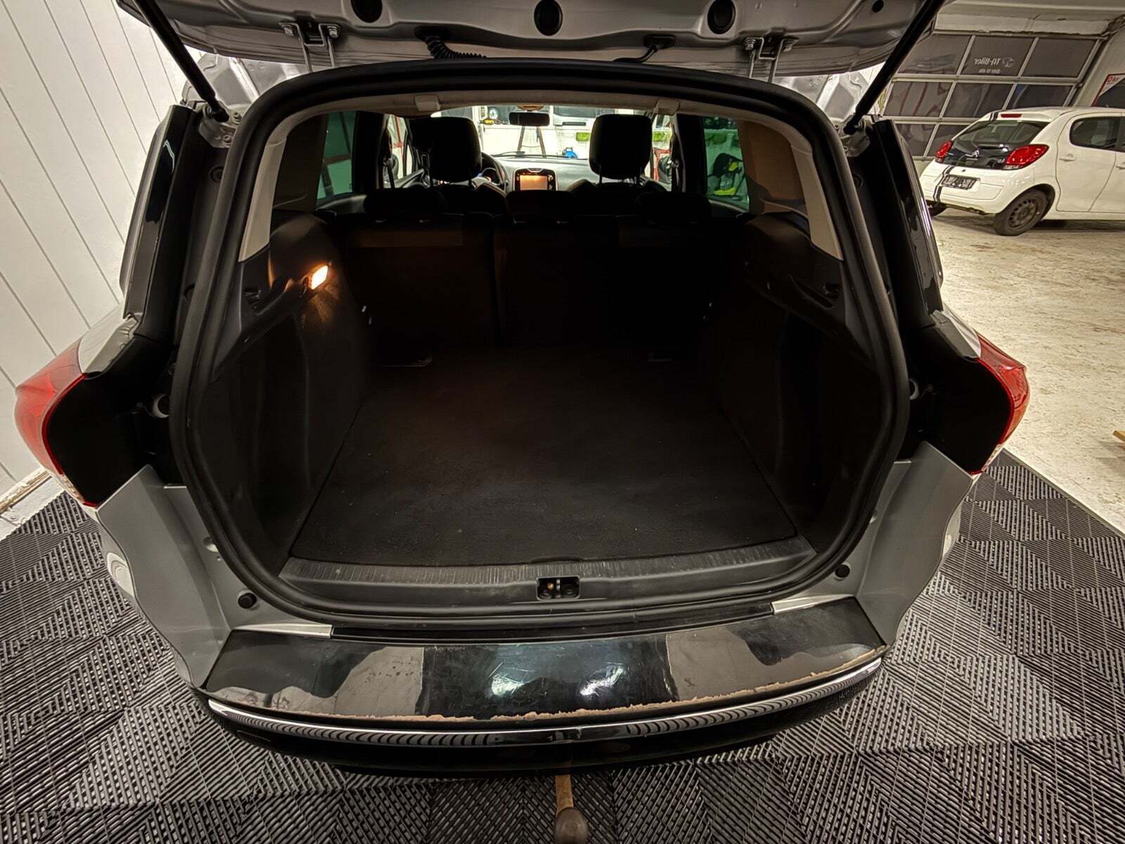 Grå Renault Clio IV fra 2016