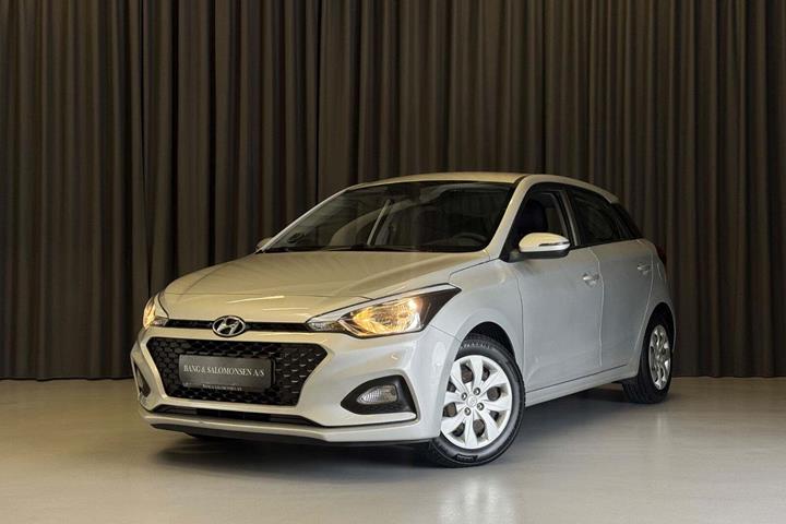 Sølv Hyundai i20 fra 2018 set udefra