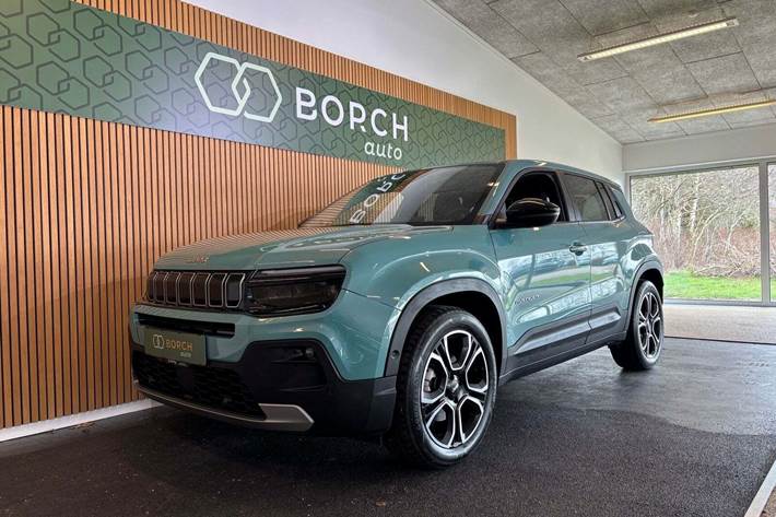 Blå Jeep Avenger fra 2024 set udefra