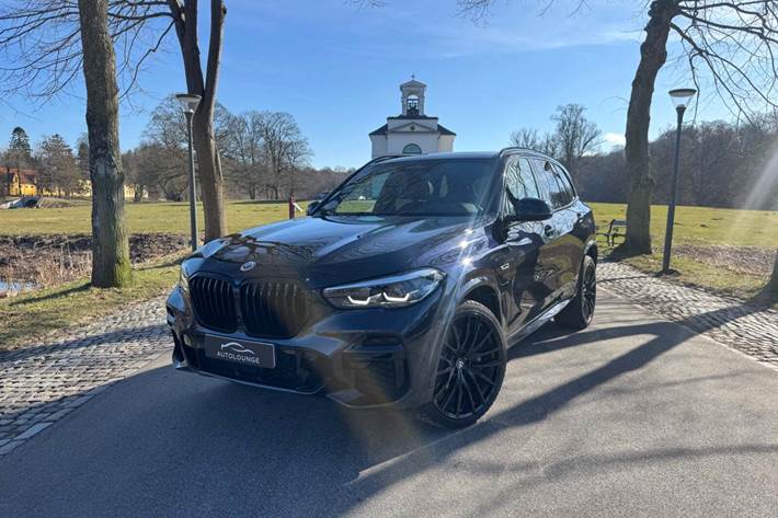 Blå BMW X5 fra 2023