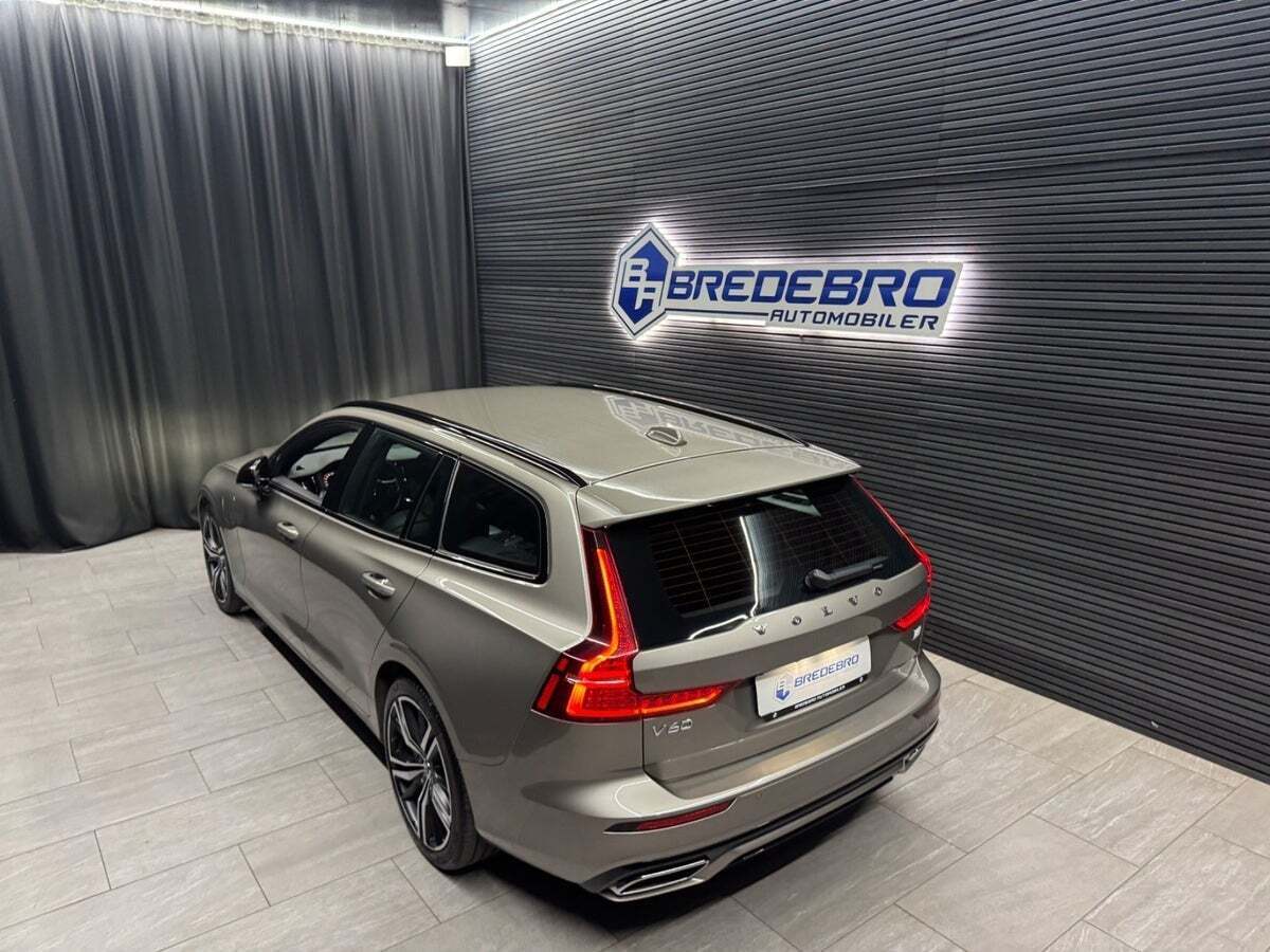 Grå Volvo V60 fra 2021