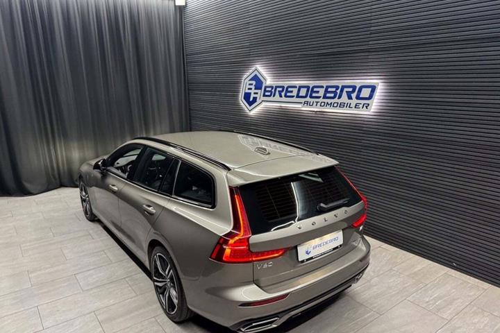 Grå Volvo V60 fra 2021