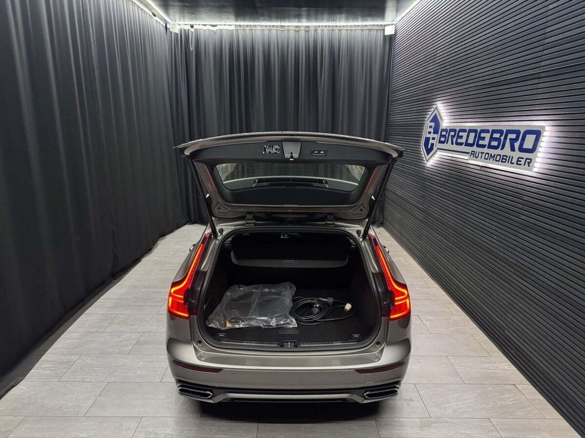 Grå Volvo V60 fra 2021