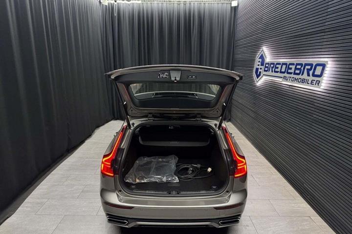 Grå Volvo V60 fra 2021