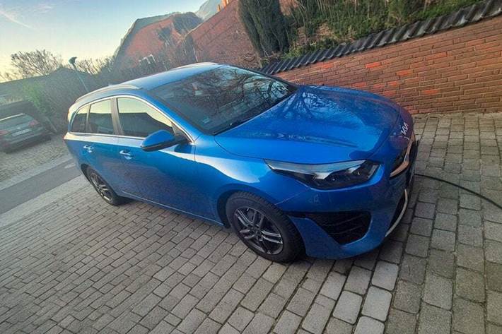 Blå Kia Ceed fra 2022