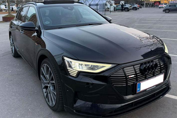 Sort Audi e-tron fra 2020 set udefra