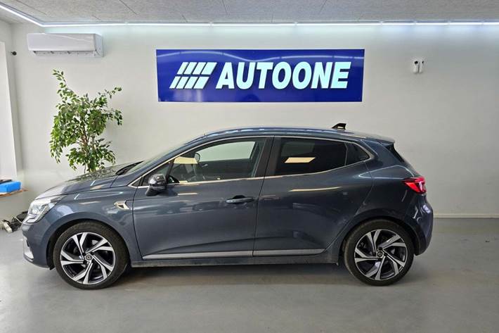 Grå Renault Clio V fra 2020