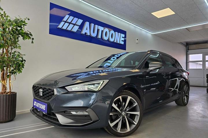 Grå Seat Leon fra 2020 set udefra