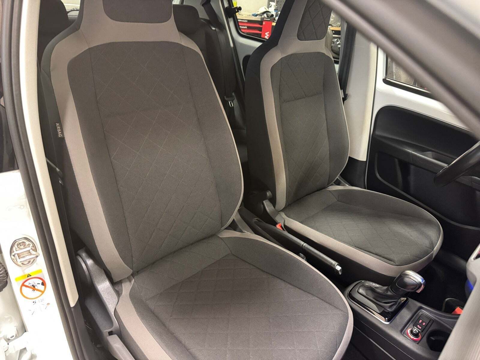 Hvid VW E-UP! fra 2022