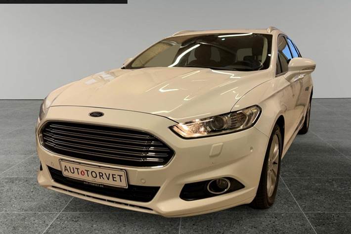 Hvid Ford Mondeo fra 2016 set udefra