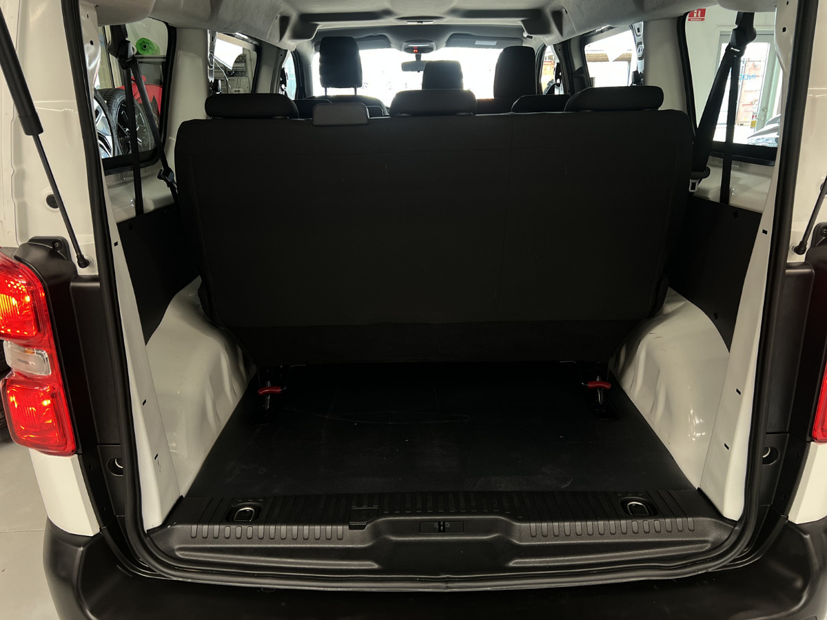 Hvid Opel Vivaro-e fra 2020