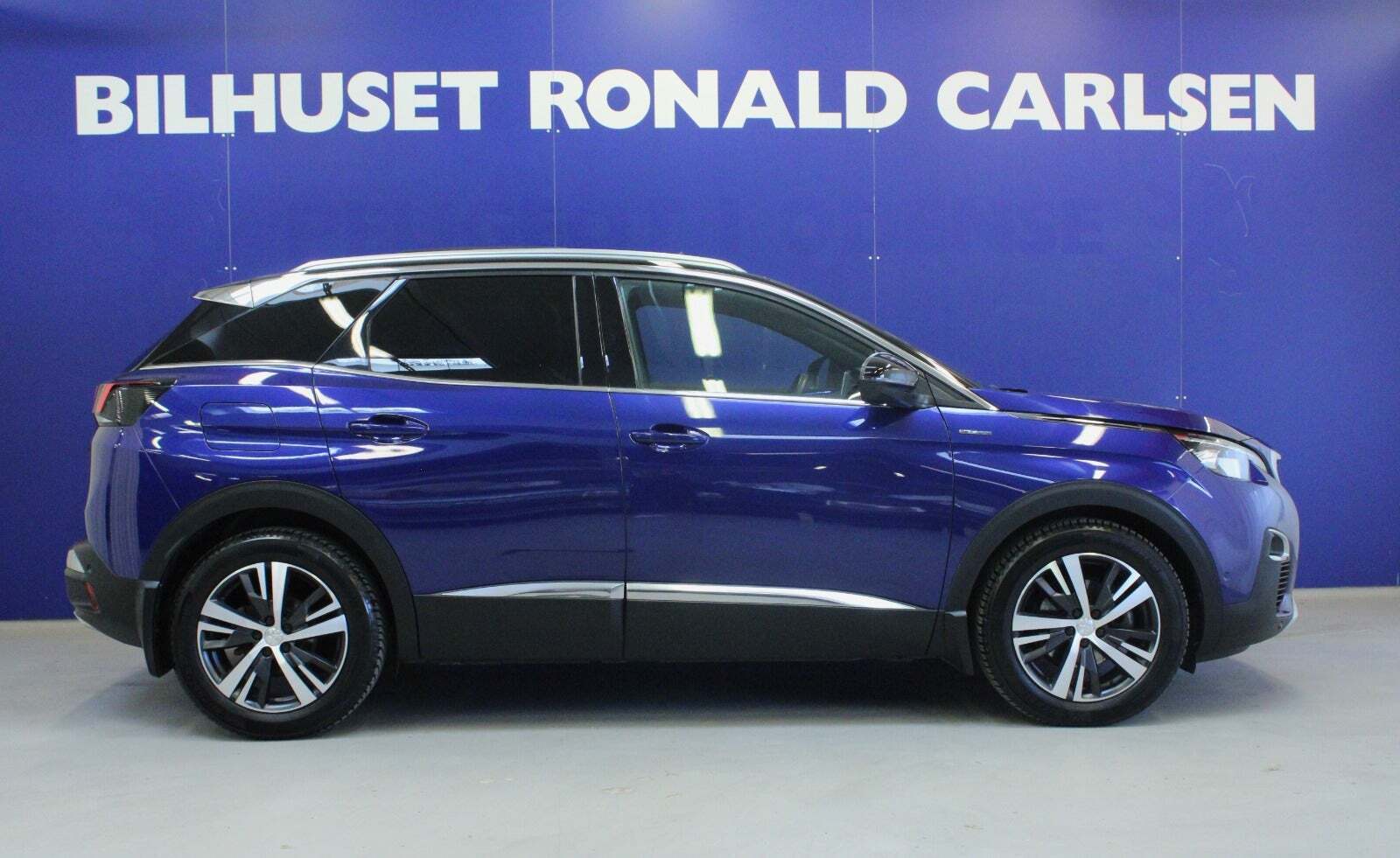Blå Peugeot 3008 fra 2017