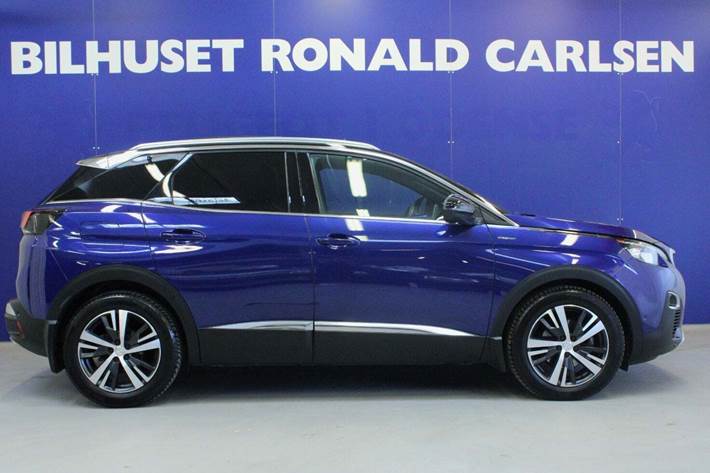 Blå Peugeot 3008 fra 2017