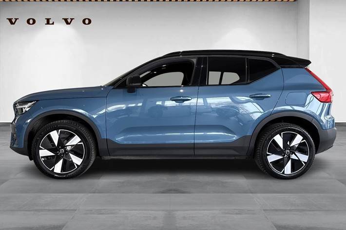 Blå Volvo XC40 fra 2025