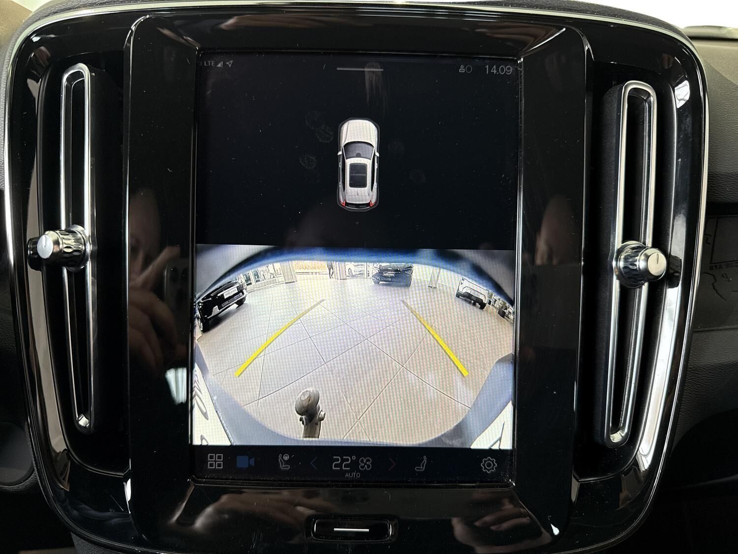 Blå Volvo XC40 fra 2025