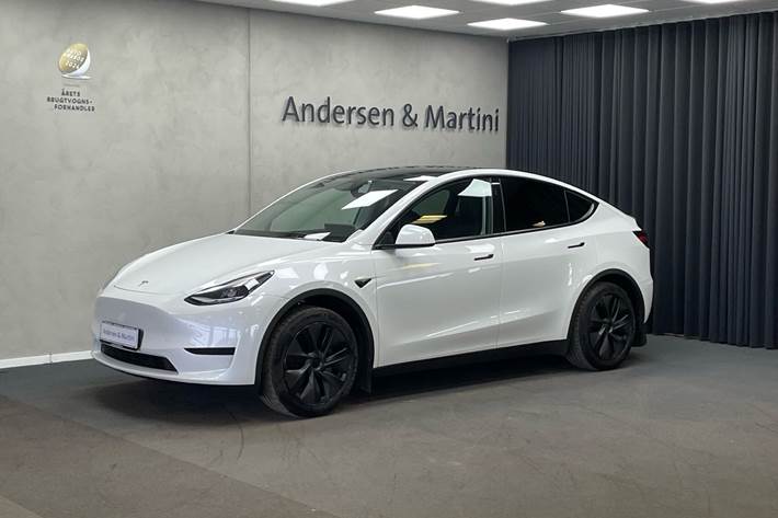 Hvid Tesla Model Y fra 2024
