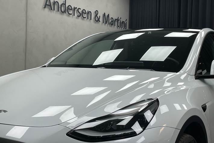 Hvid Tesla Model Y fra 2024