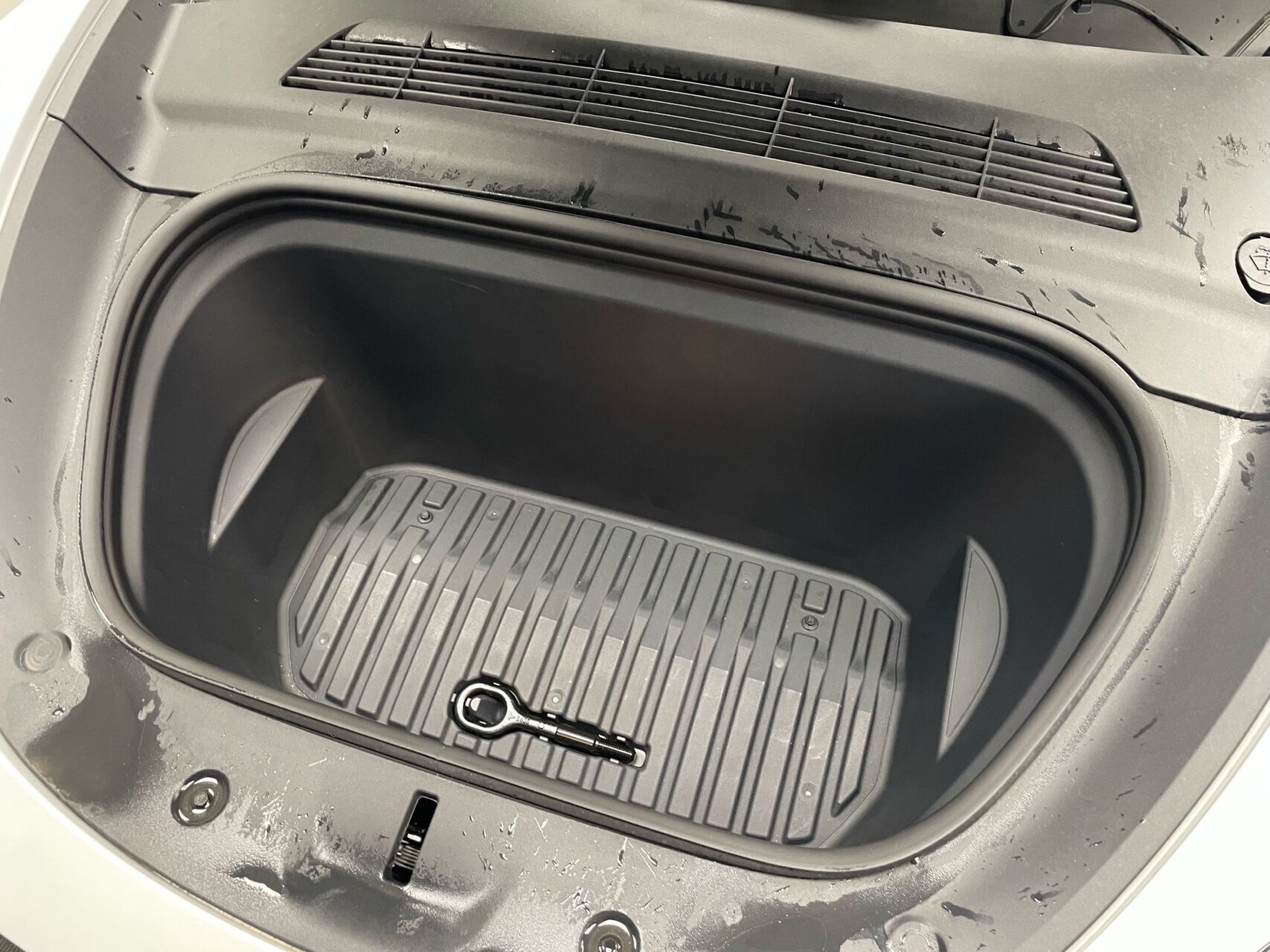 Hvid Tesla Model Y fra 2024