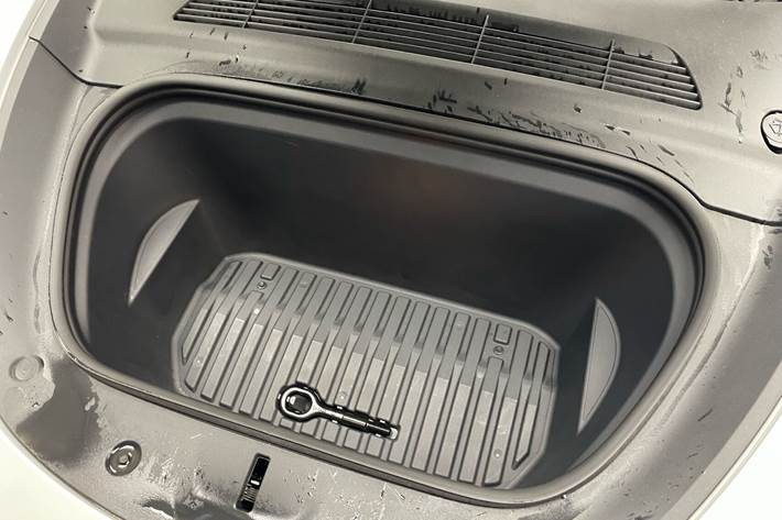 Hvid Tesla Model Y fra 2024