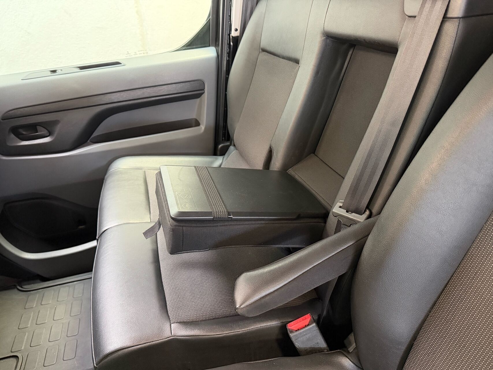 Sort Peugeot Expert fra 2020