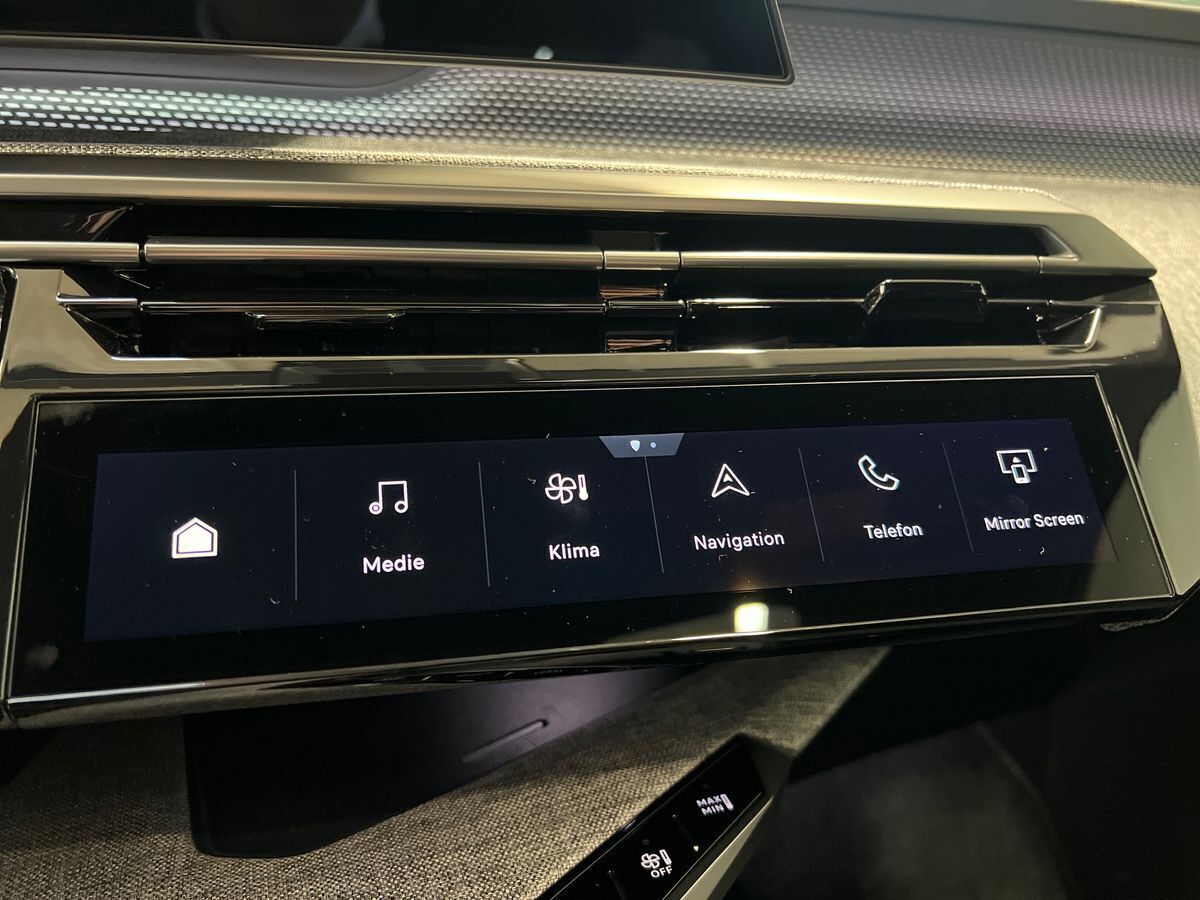 Blå Peugeot e-5008 fra 2025