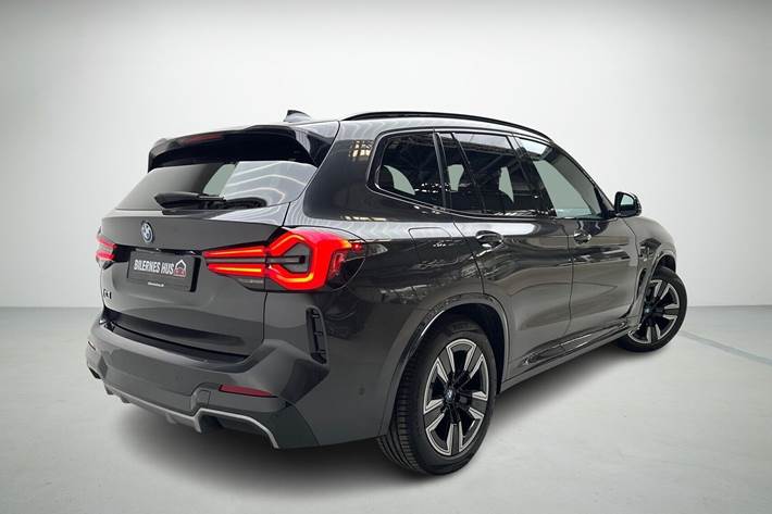 Grå BMW iX3 fra 2023