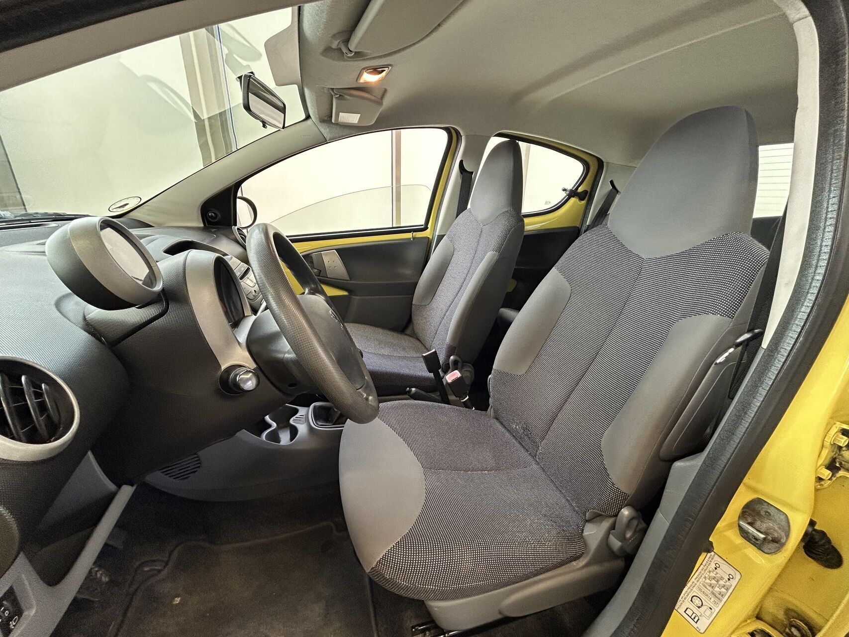 Gul Peugeot 107 fra 2009