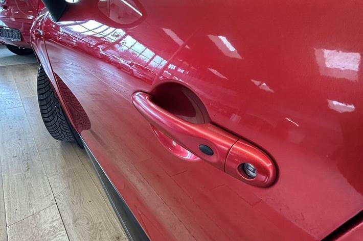 Rød Renault Clio fra 2016