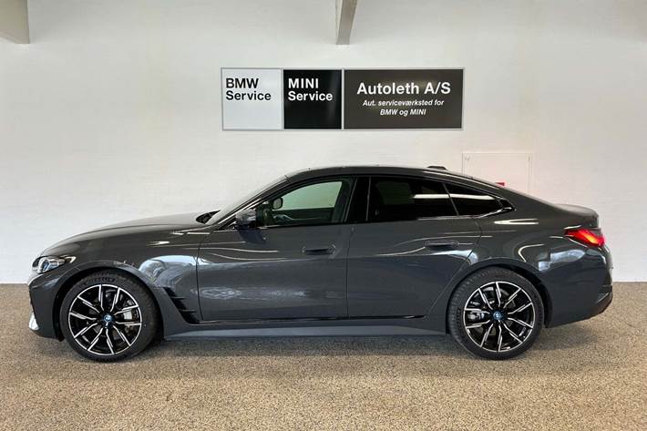 Grå BMW i4 fra 2024